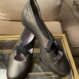 Silver Flats with Elastic Strap and Rounded Toe